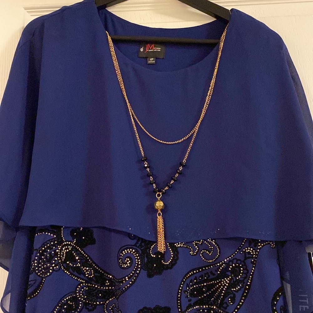 Classy beautiful party dress 👗🎉
very soft velvet, 4P, it fits M it’s stretchy
